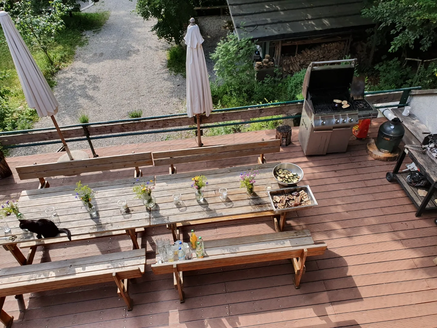 Lange Tafel auf der Terrasse mit Wildblumen-Sträußen