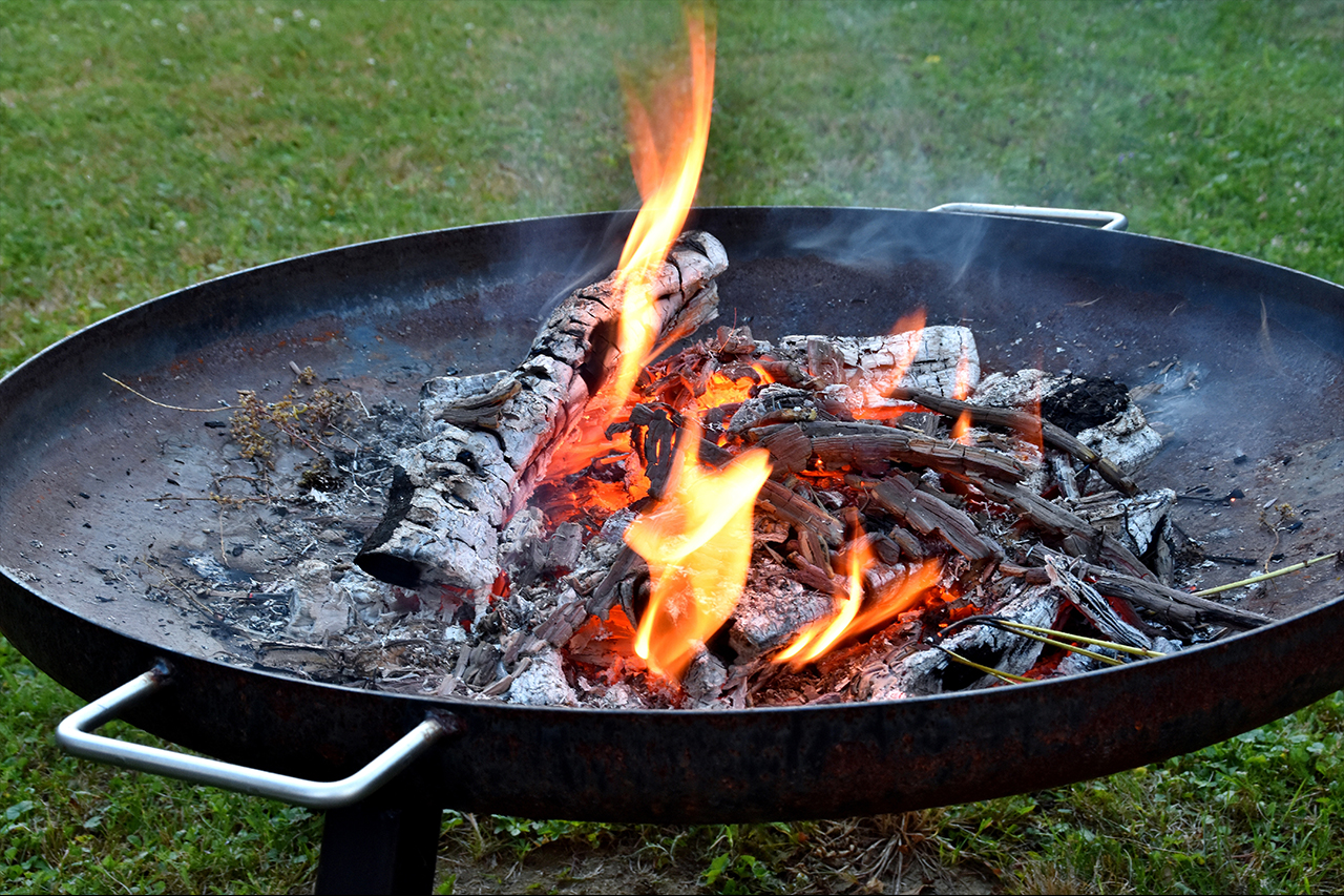 Le Bétet — Feuerschale, Abend