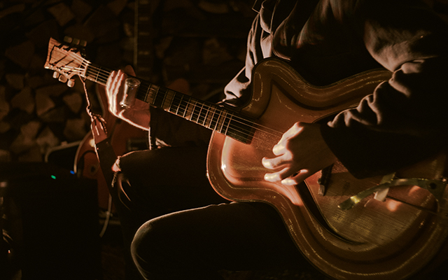 Feuerstelle — Gitarre am Lagerfeuer