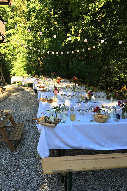 Hochufer — gedeckte lange Tafel