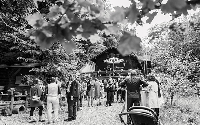 Hochzeitsmoment im Wald — Schwarzweiß