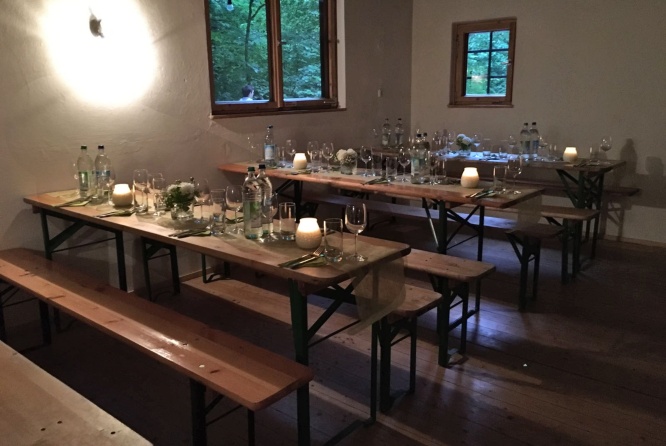 Kleine Stube — eingedeckter Tisch