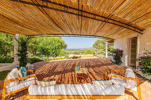 Überdachte Terrasse mit Meerblick